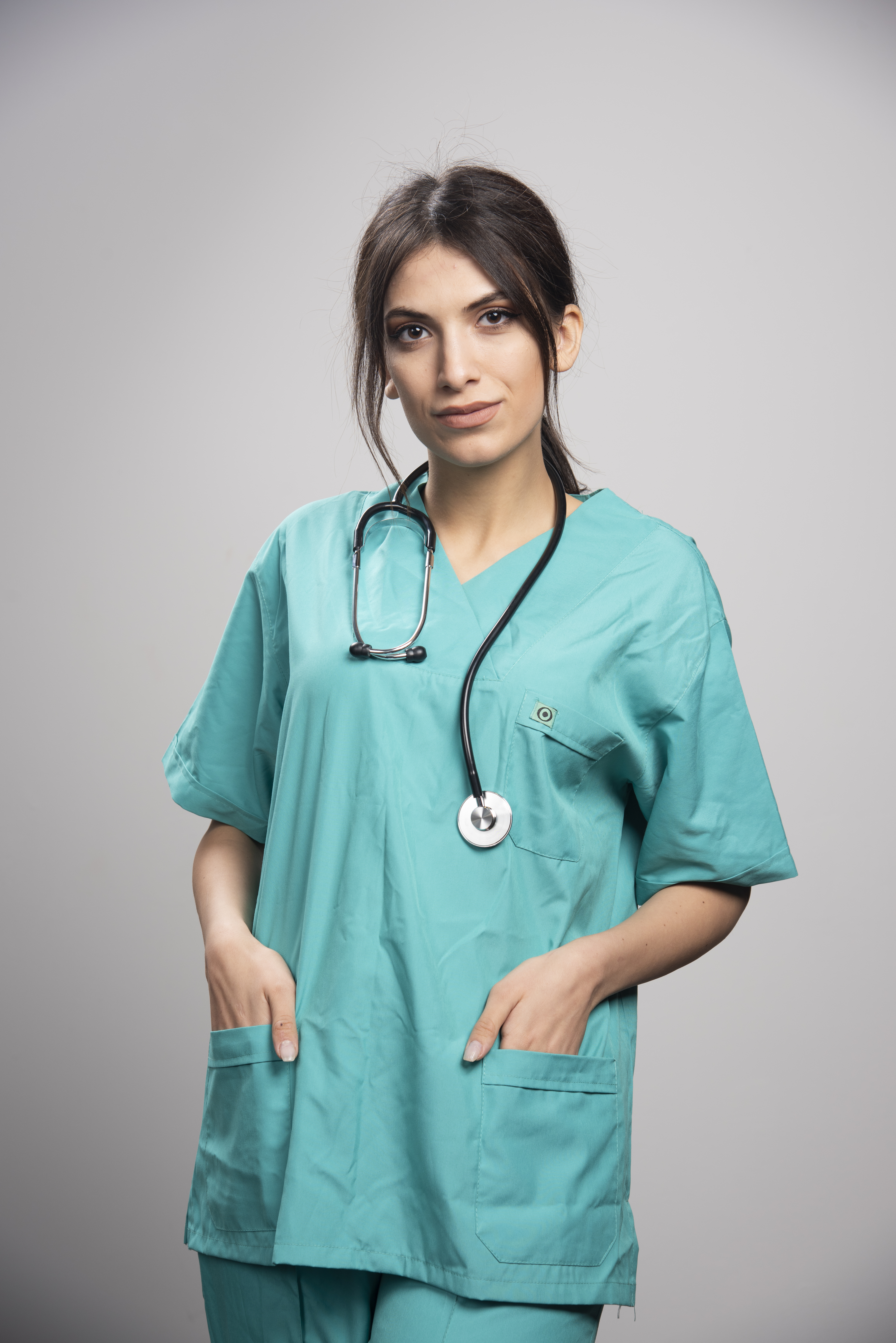 Doctora en uniforme de pie mirando al frente