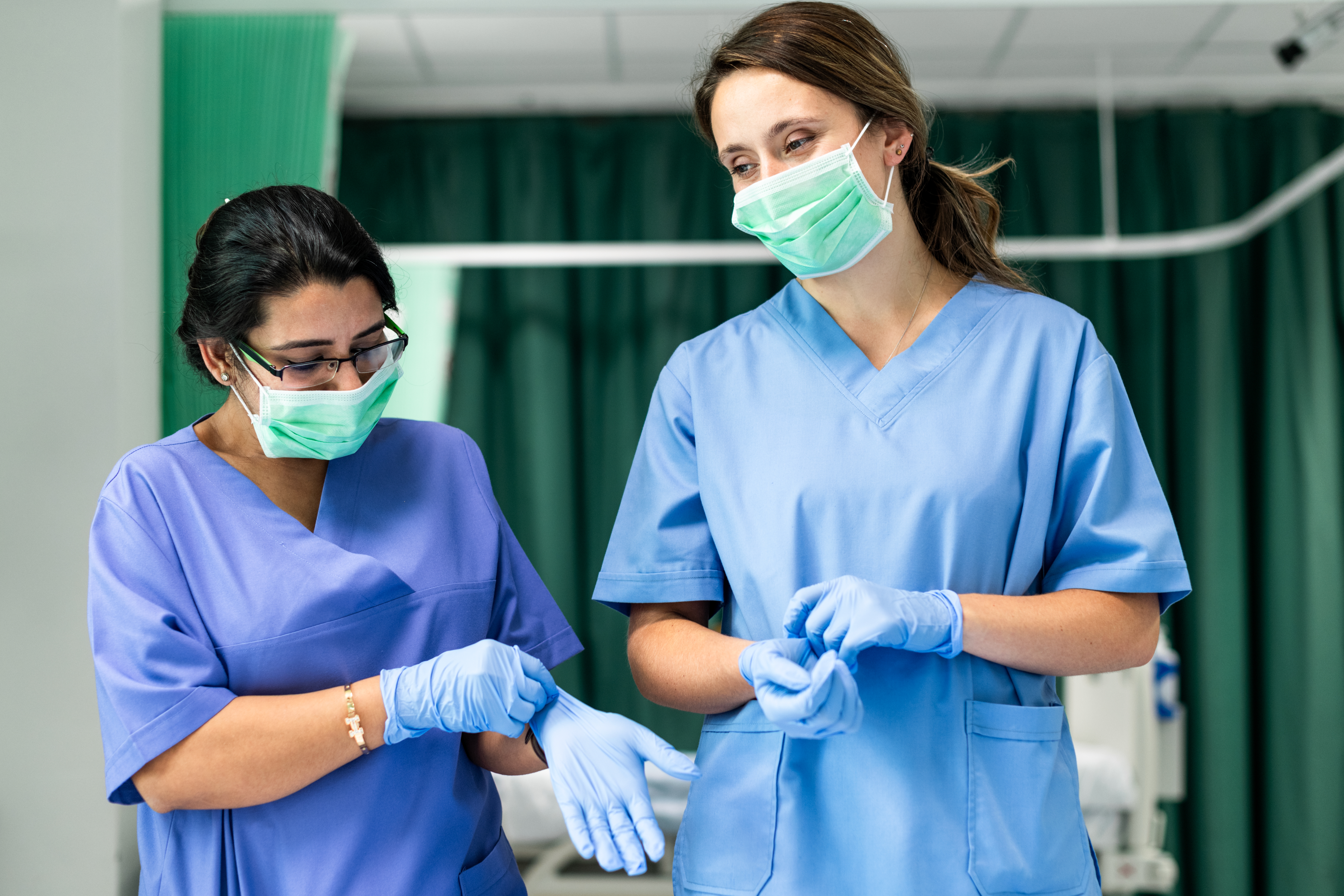 Profesionales de la salud preparándose para un procedimiento médico