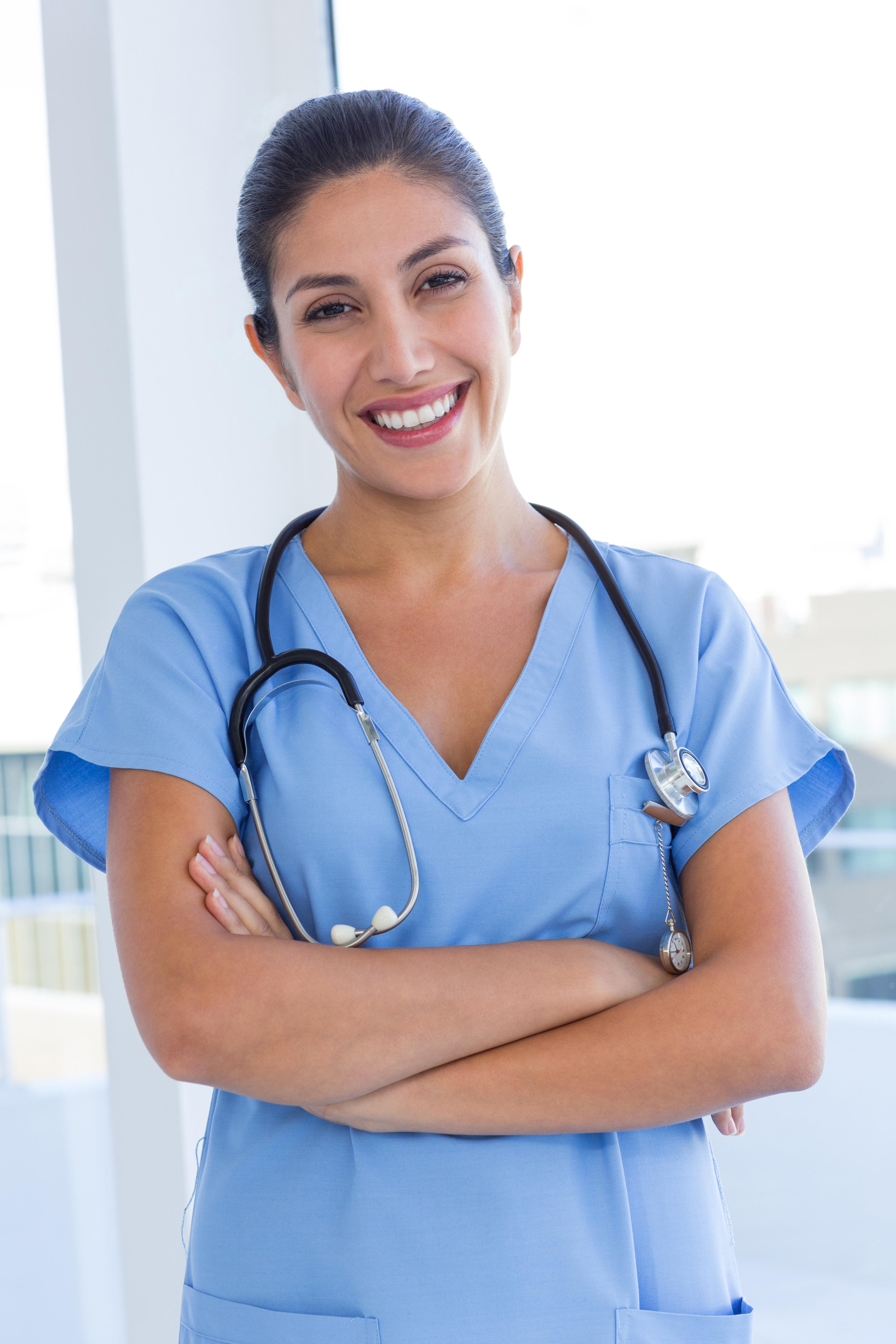 Médica revisando documentos en entorno clínico
