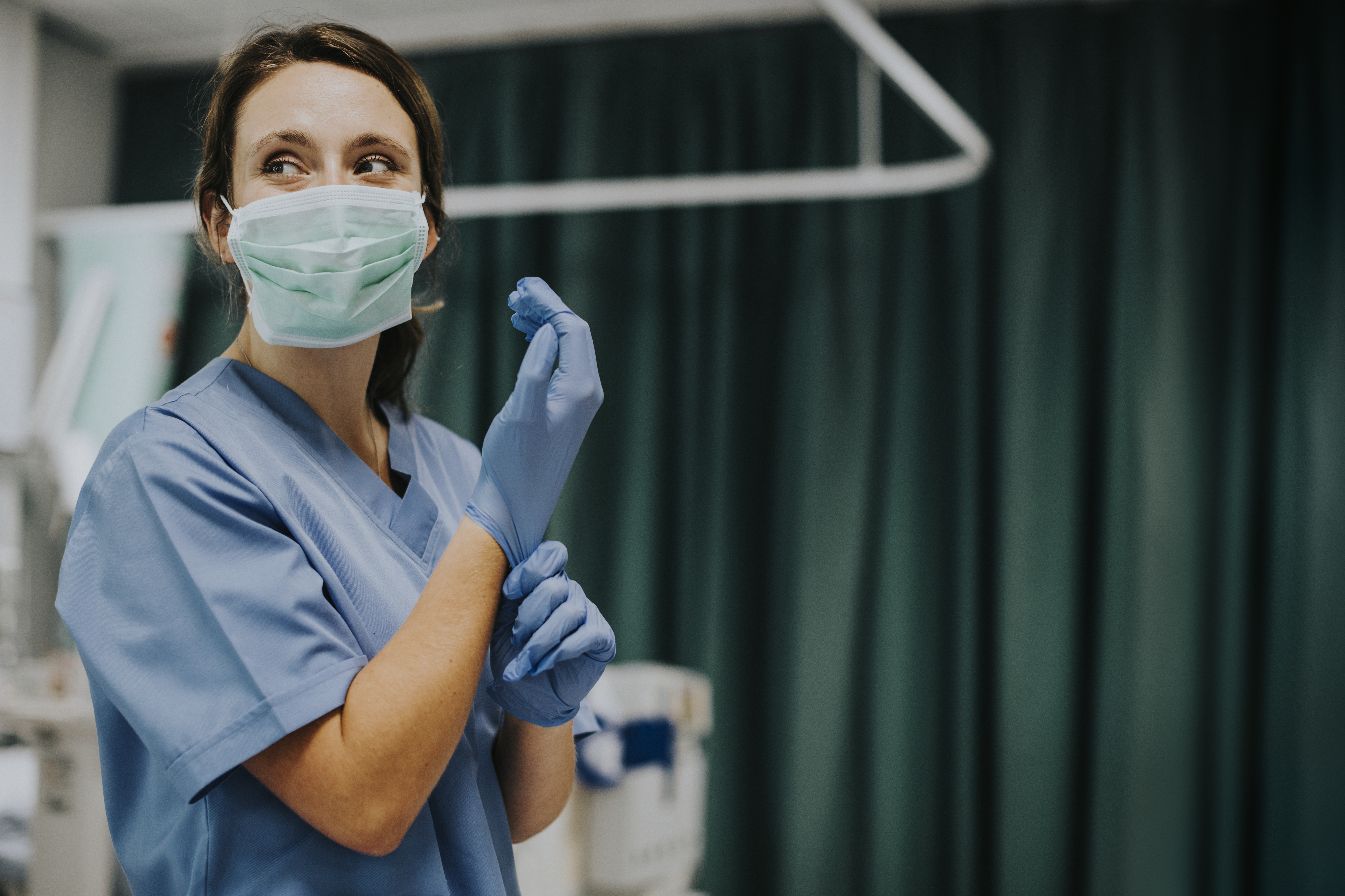 Profesional de la salud preparándose para un procedimiento médico
