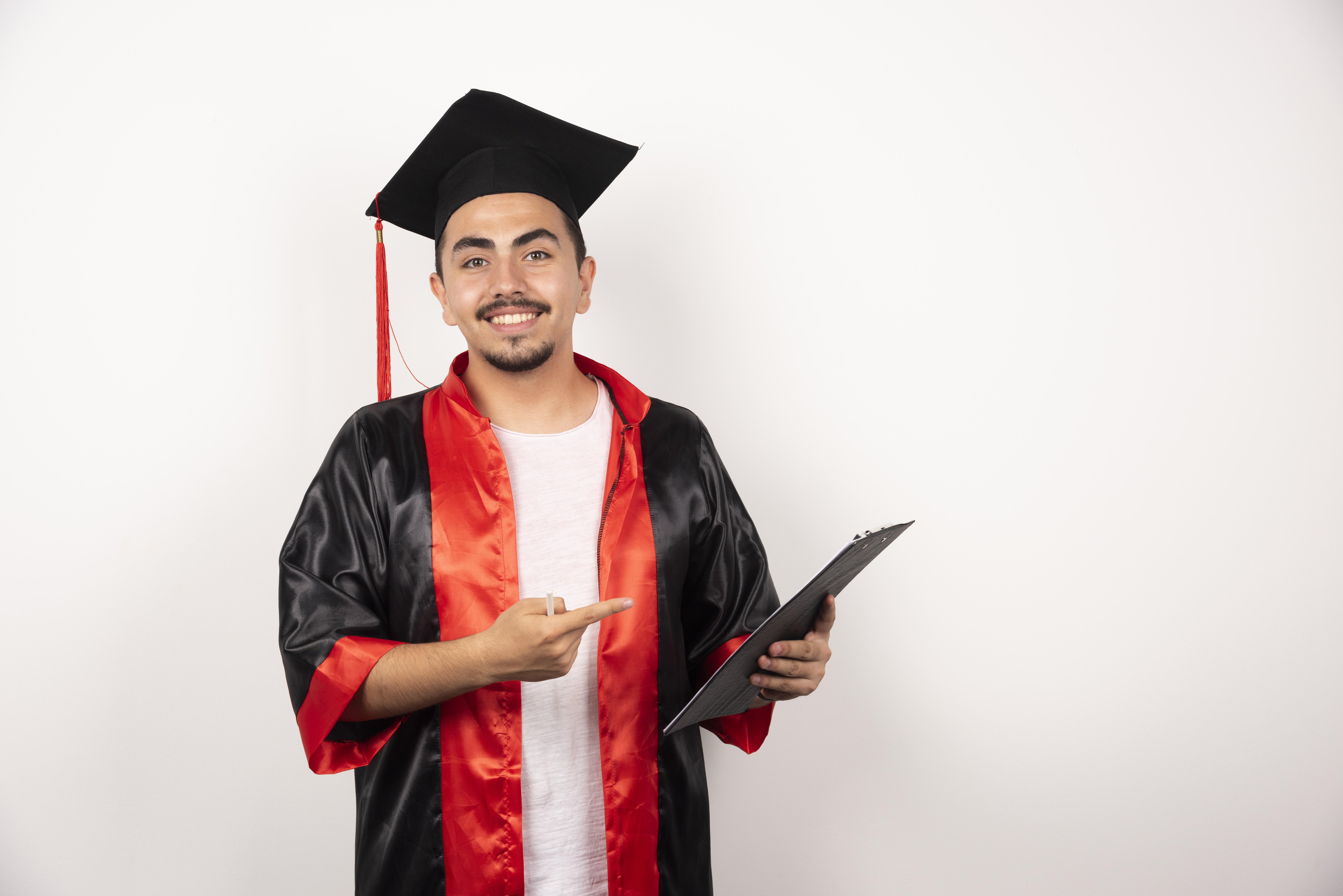 Estudiante graduado apuntando su diploma