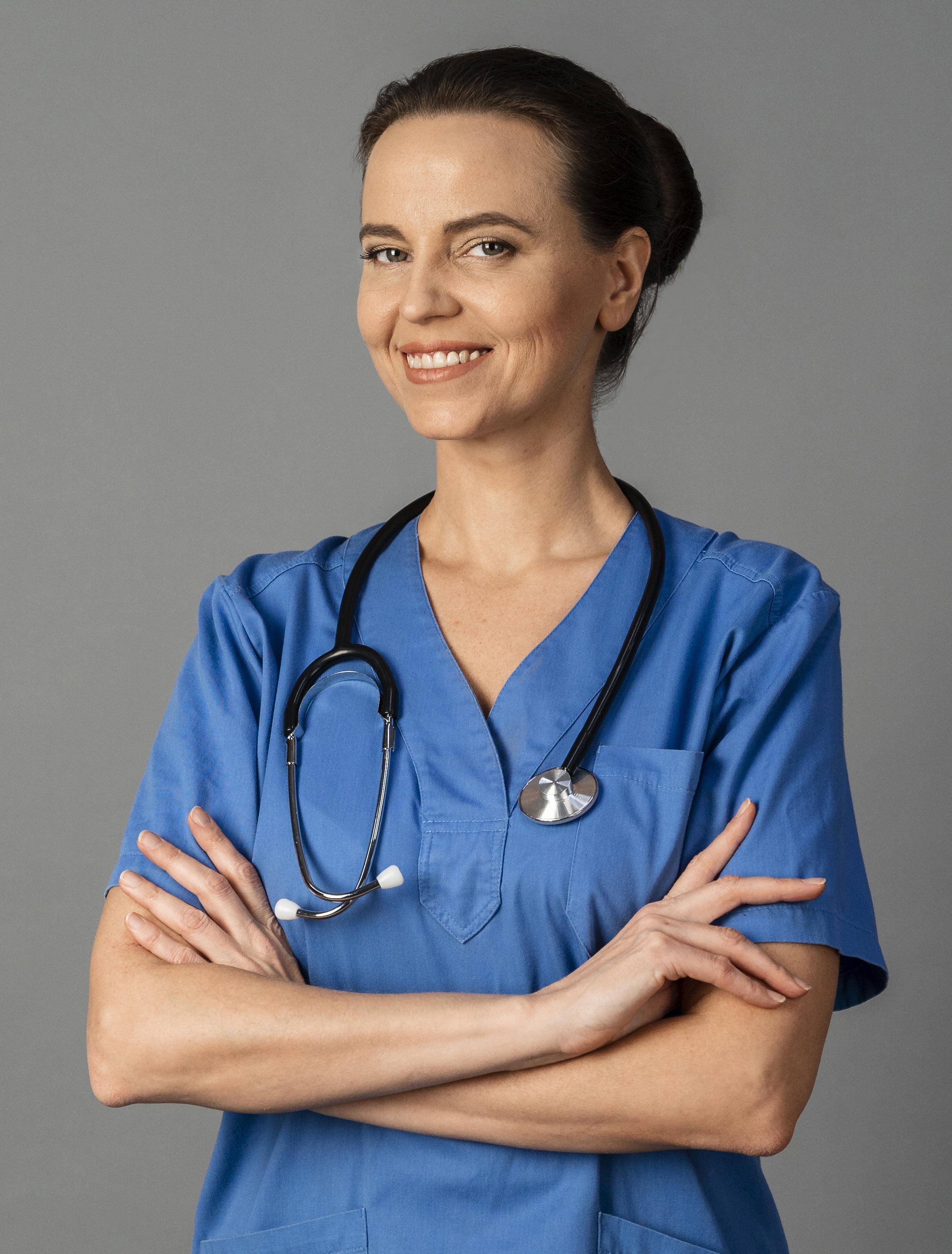 Médica revisando documentos en entorno clínico